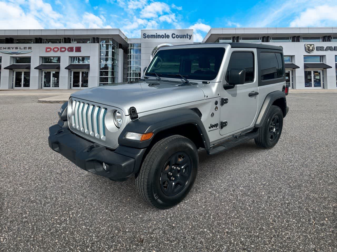 Jeep Wrangler Sport S de 2 puertas y tracción 4x4, modelo 2023