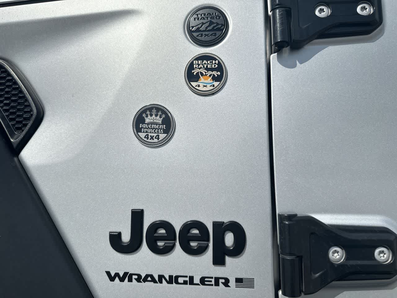 Jeep Wrangler Sport S de 2 puertas y tracción 4x4, modelo 2023