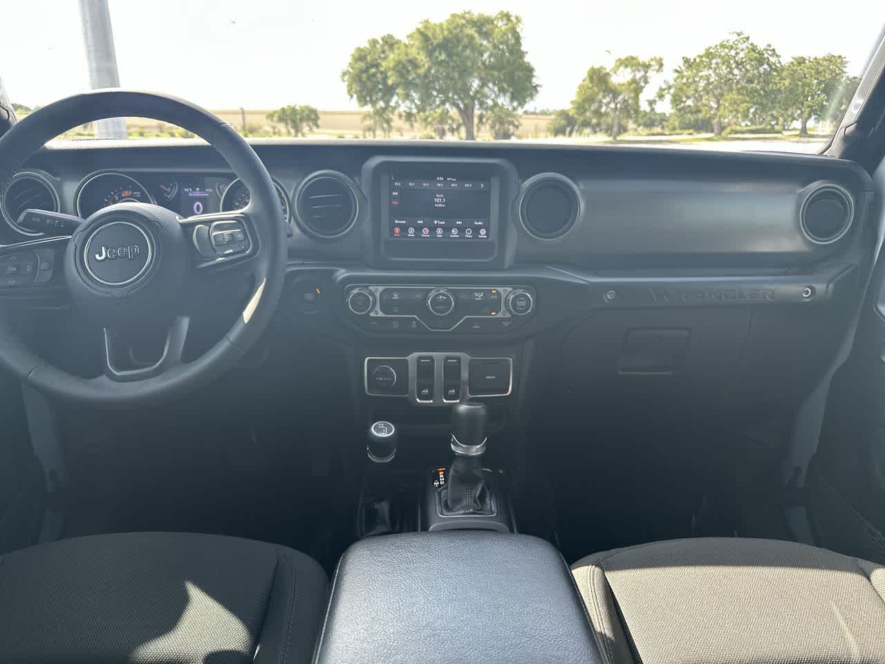 Jeep Wrangler Sport S de 2 puertas y tracción 4x4, modelo 2023