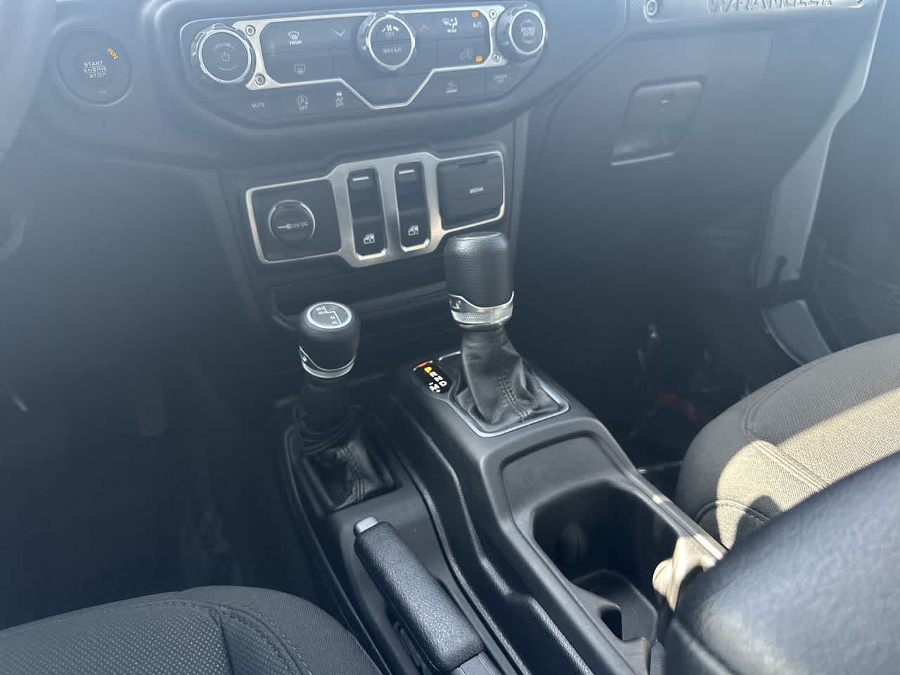 Jeep Wrangler Sport S de 2 puertas y tracción 4x4, modelo 2023