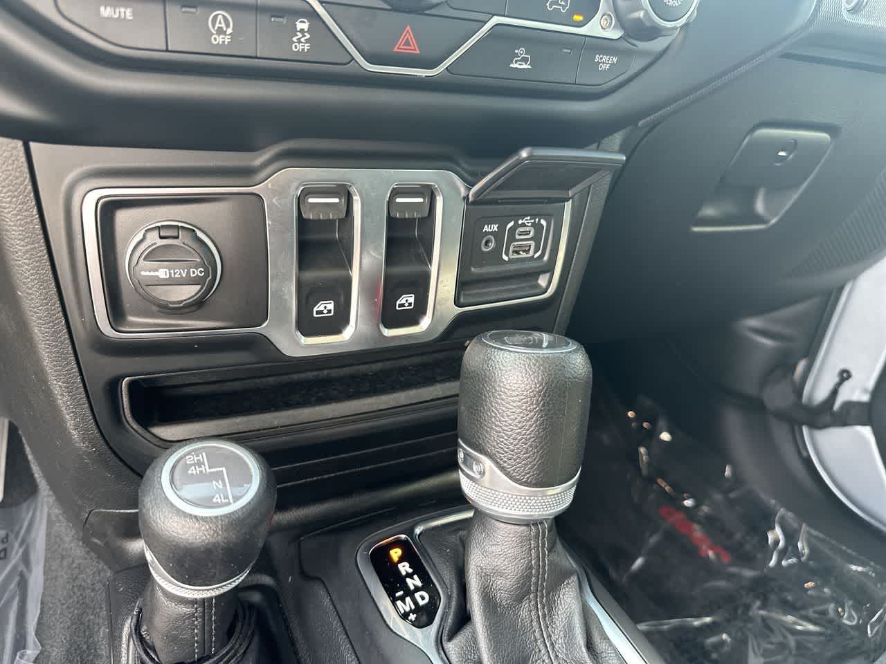 Jeep Wrangler Sport S de 2 puertas y tracción 4x4, modelo 2023