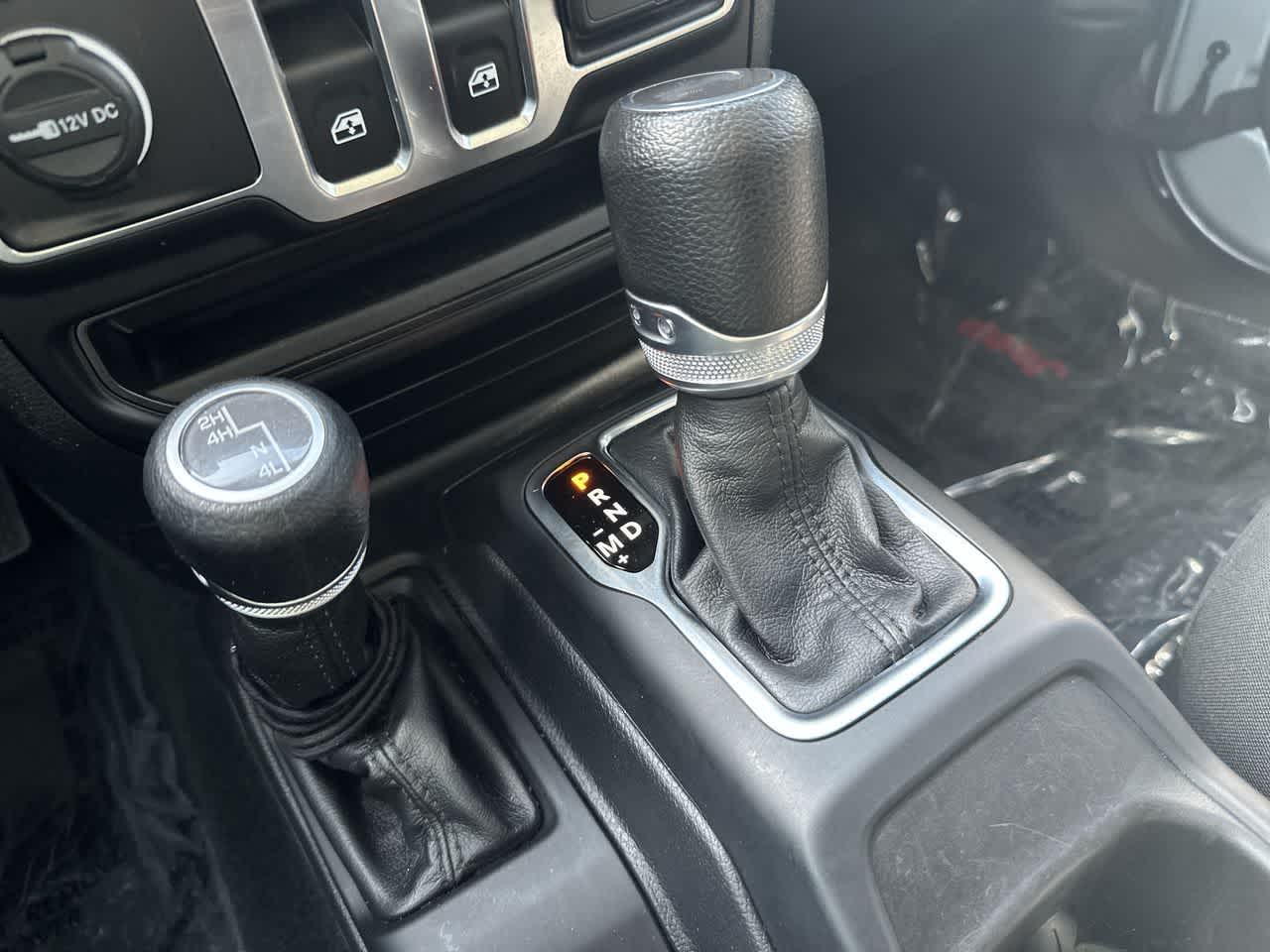 Jeep Wrangler Sport S de 2 puertas y tracción 4x4, modelo 2023