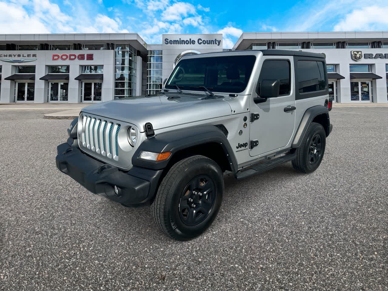 Jeep Wrangler Sport S de 2 puertas y tracción 4x4, modelo 2023
