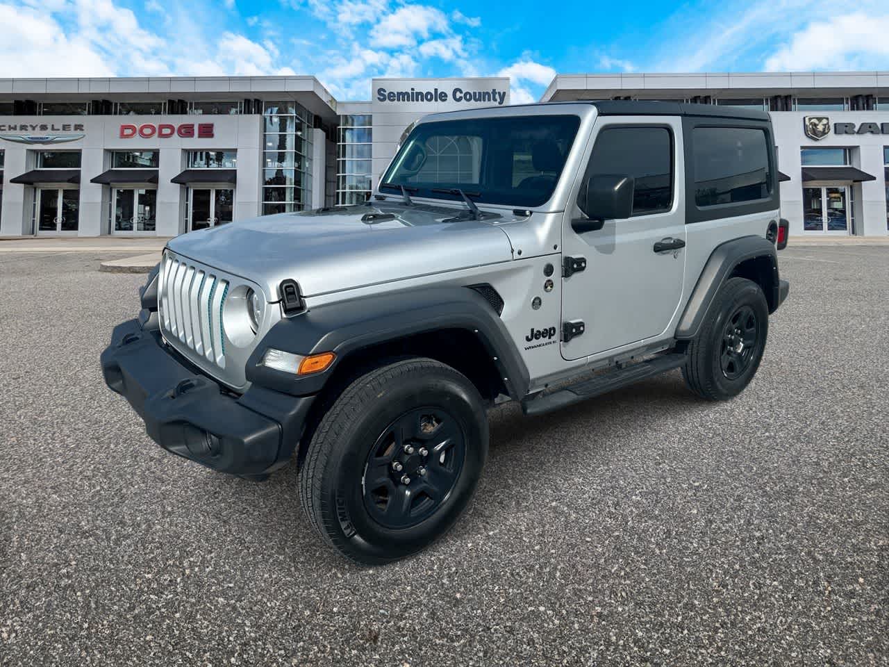 Jeep Wrangler Sport S de 2 puertas y tracción 4x4, modelo 2023