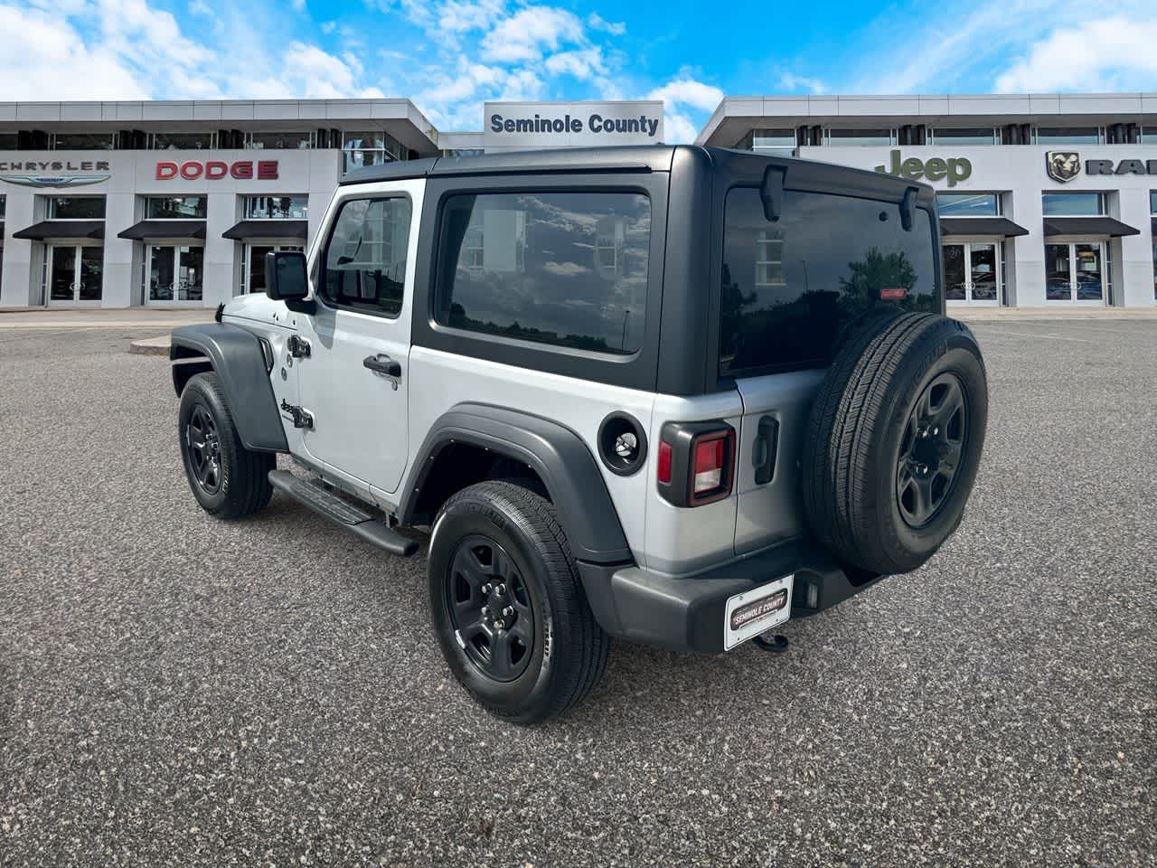 Jeep Wrangler Sport S de 2 puertas y tracción 4x4, modelo 2023