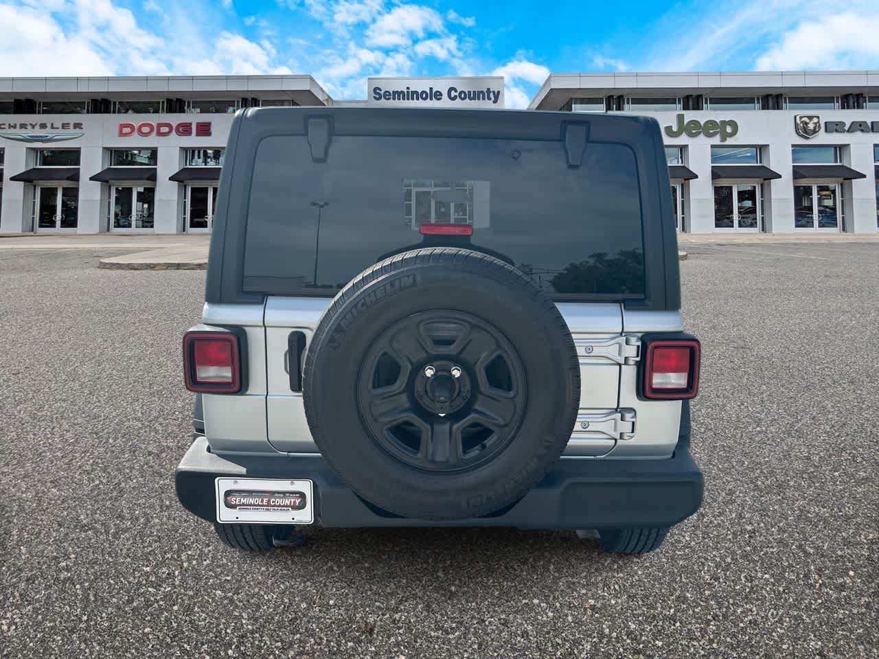 Jeep Wrangler Sport S de 2 puertas y tracción 4x4, modelo 2023