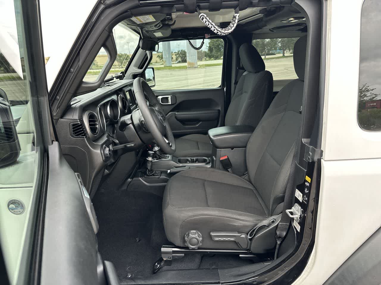 Jeep Wrangler Sport S de 2 puertas y tracción 4x4, modelo 2023