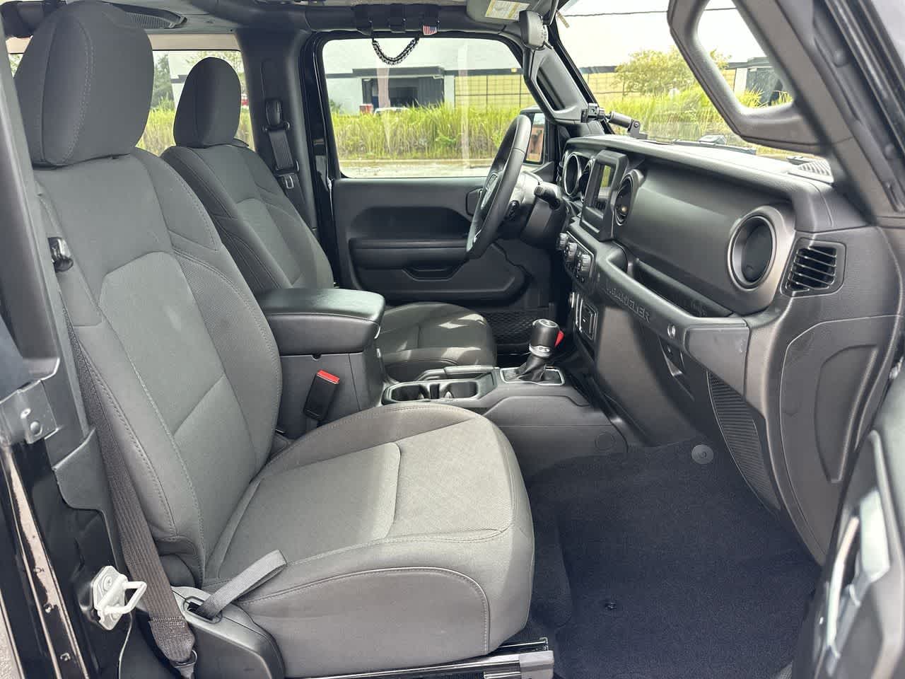 Jeep Wrangler Sport S de 2 puertas y tracción 4x4, modelo 2023