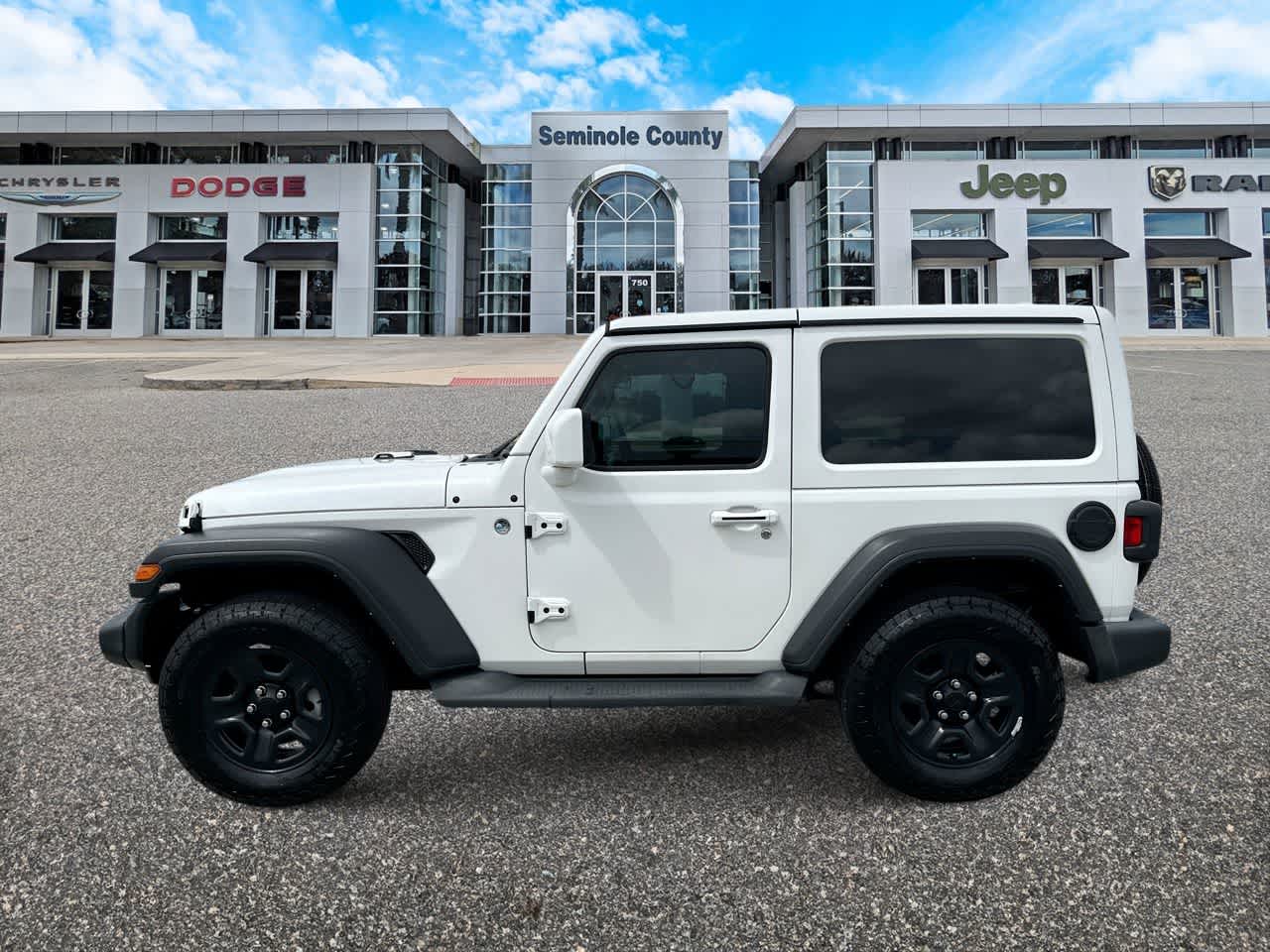 Jeep Wrangler Sport S de 2 puertas y tracción 4x4, modelo 2023