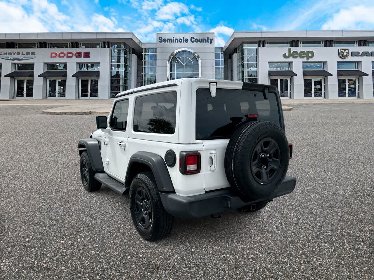 Jeep Wrangler Sport S de 2 puertas y tracción 4x4, modelo 2023