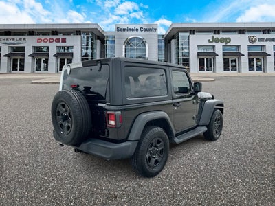 Jeep Wrangler Sport S de 2 puertas y tracción 4x4, modelo 2023