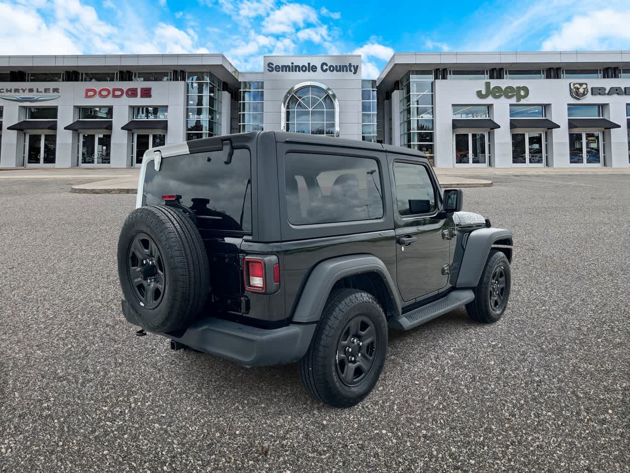 Jeep Wrangler Sport S de 2 puertas y tracción 4x4, modelo 2023