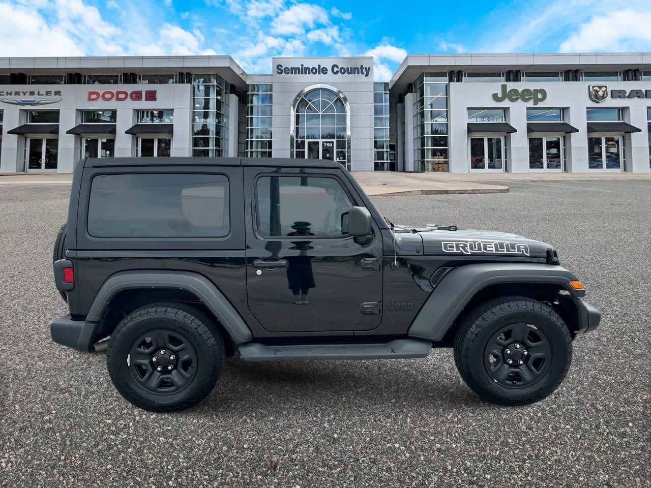 Jeep Wrangler Sport S de 2 puertas y tracción 4x4, modelo 2023