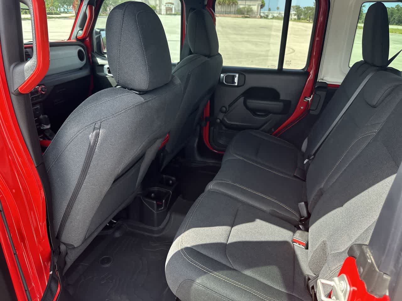 Jeep Wrangler Sport de 4 puertas y tracción 4x4, modelo 2024
