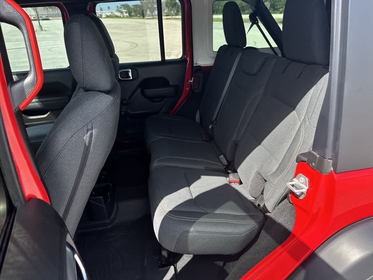 Jeep Wrangler Sport de 4 puertas y tracción 4x4, modelo 2024
