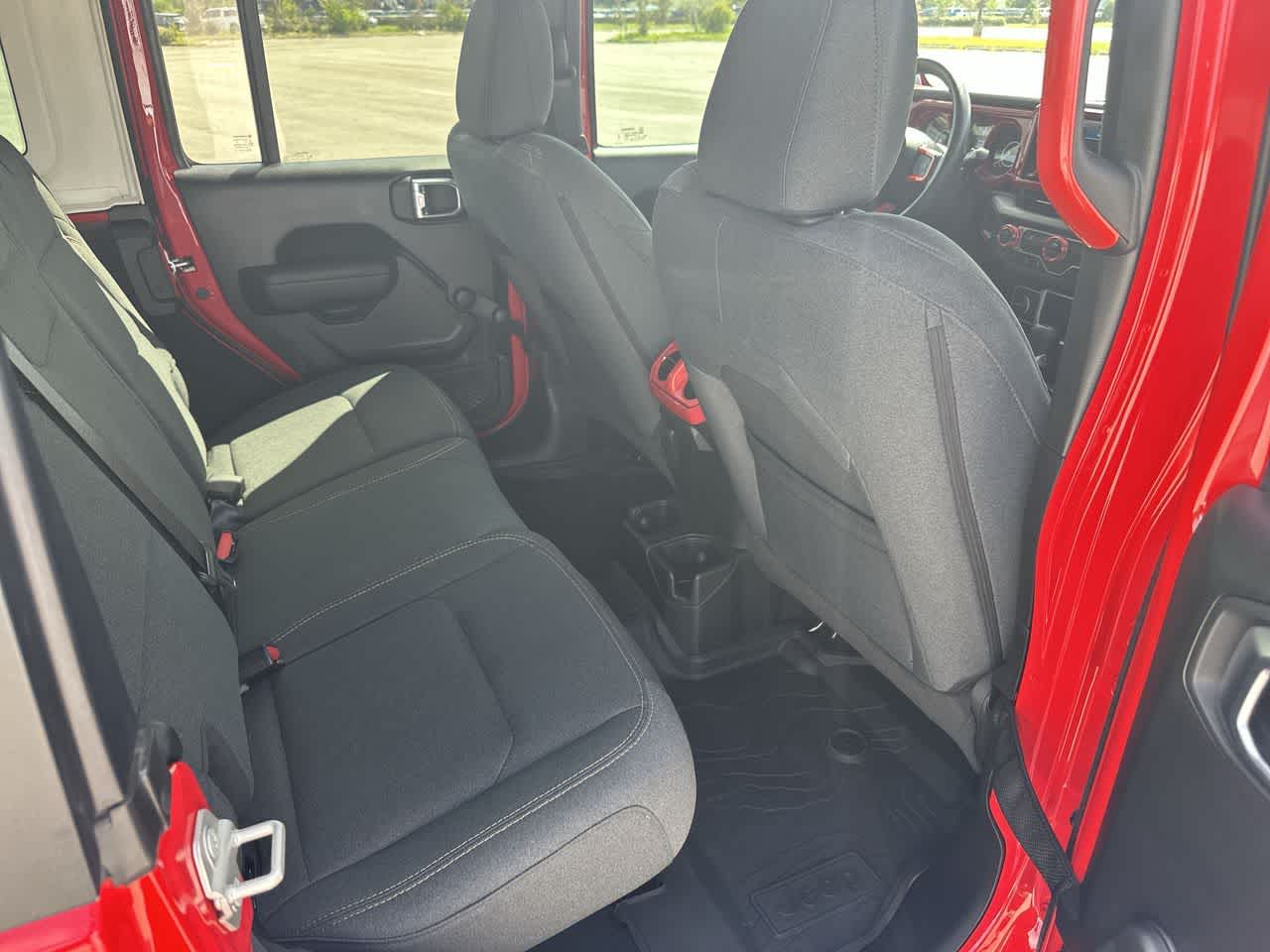 Jeep Wrangler Sport de 4 puertas y tracción 4x4, modelo 2024