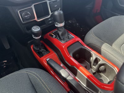 Jeep Wrangler Sport de 4 puertas y tracción 4x4, modelo 2024