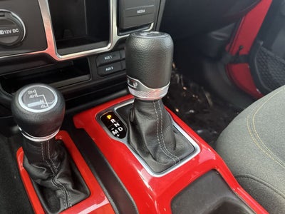 Jeep Wrangler Sport de 4 puertas y tracción 4x4, modelo 2024