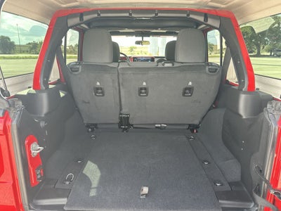 Jeep Wrangler Sport de 4 puertas y tracción 4x4, modelo 2024