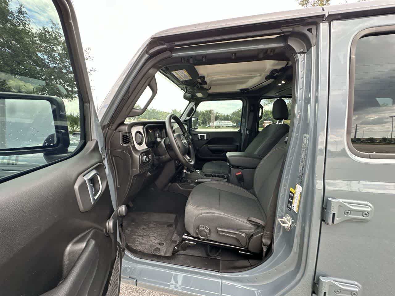 Jeep Wrangler Sport de 4 puertas y tracción 4x4, modelo 2024