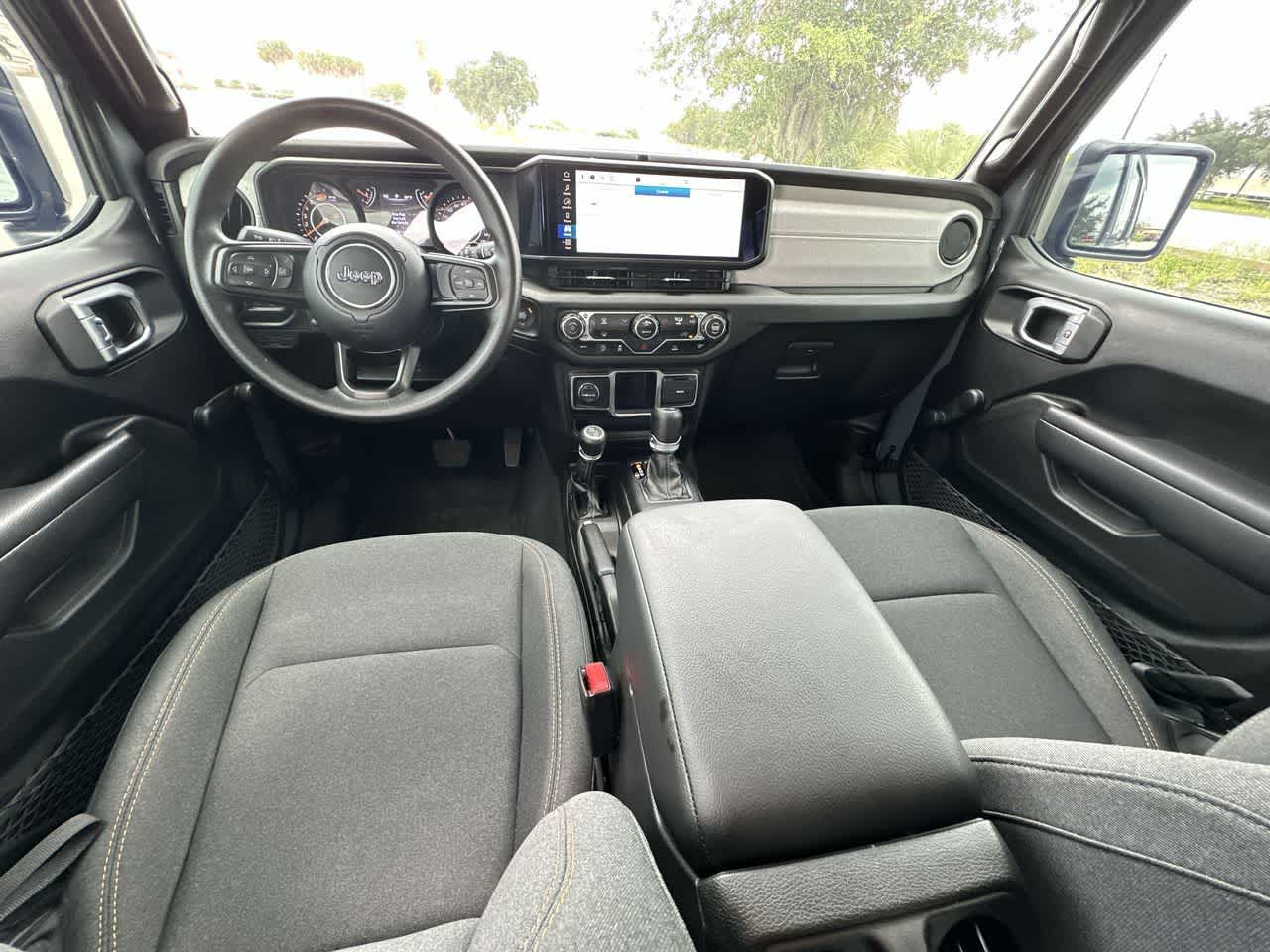 Jeep Wrangler Sport de 4 puertas y tracción 4x4, modelo 2024