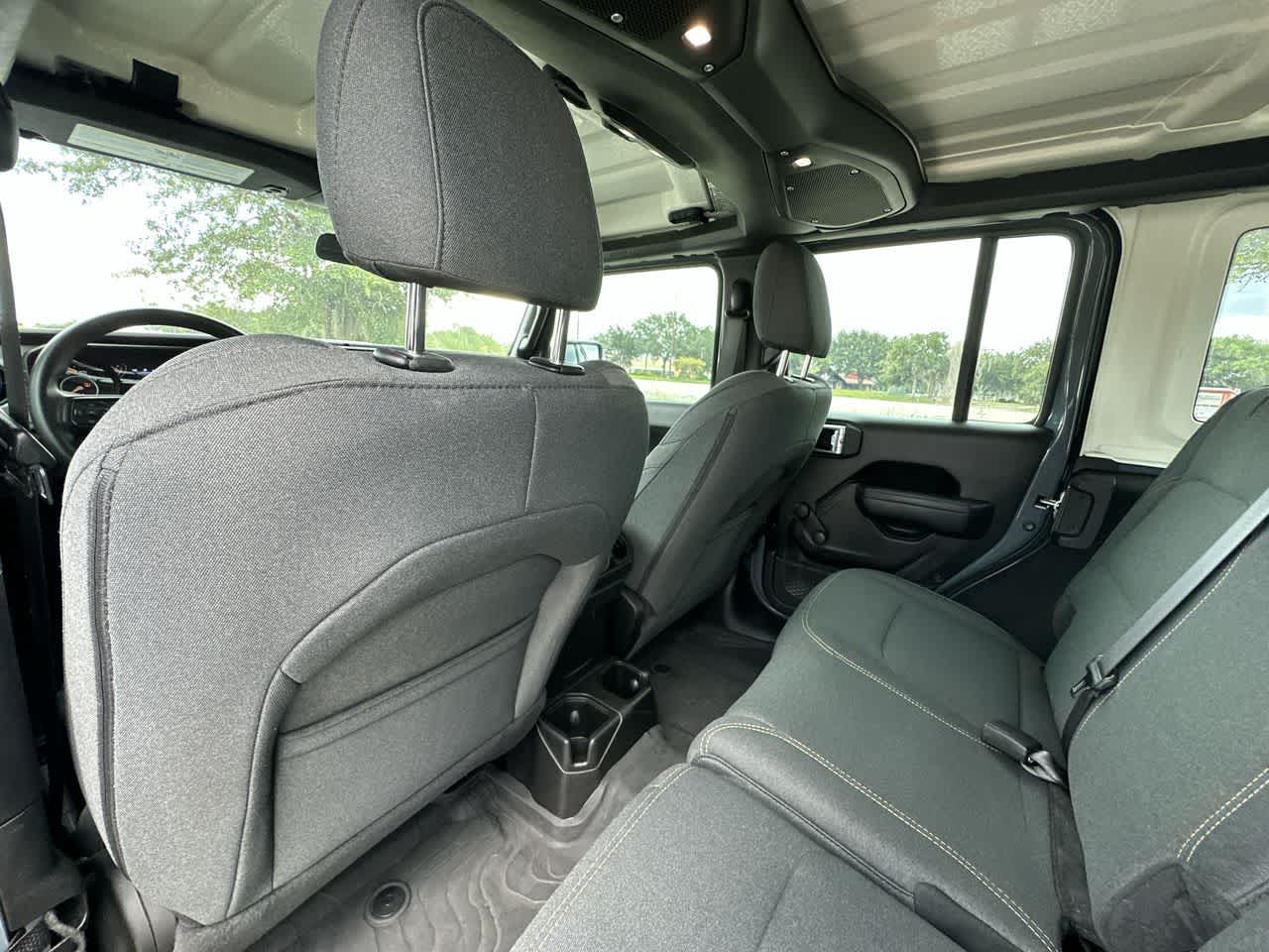 Jeep Wrangler Sport de 4 puertas y tracción 4x4, modelo 2024