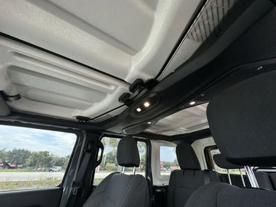 Jeep Wrangler Sport de 4 puertas y tracción 4x4, modelo 2024