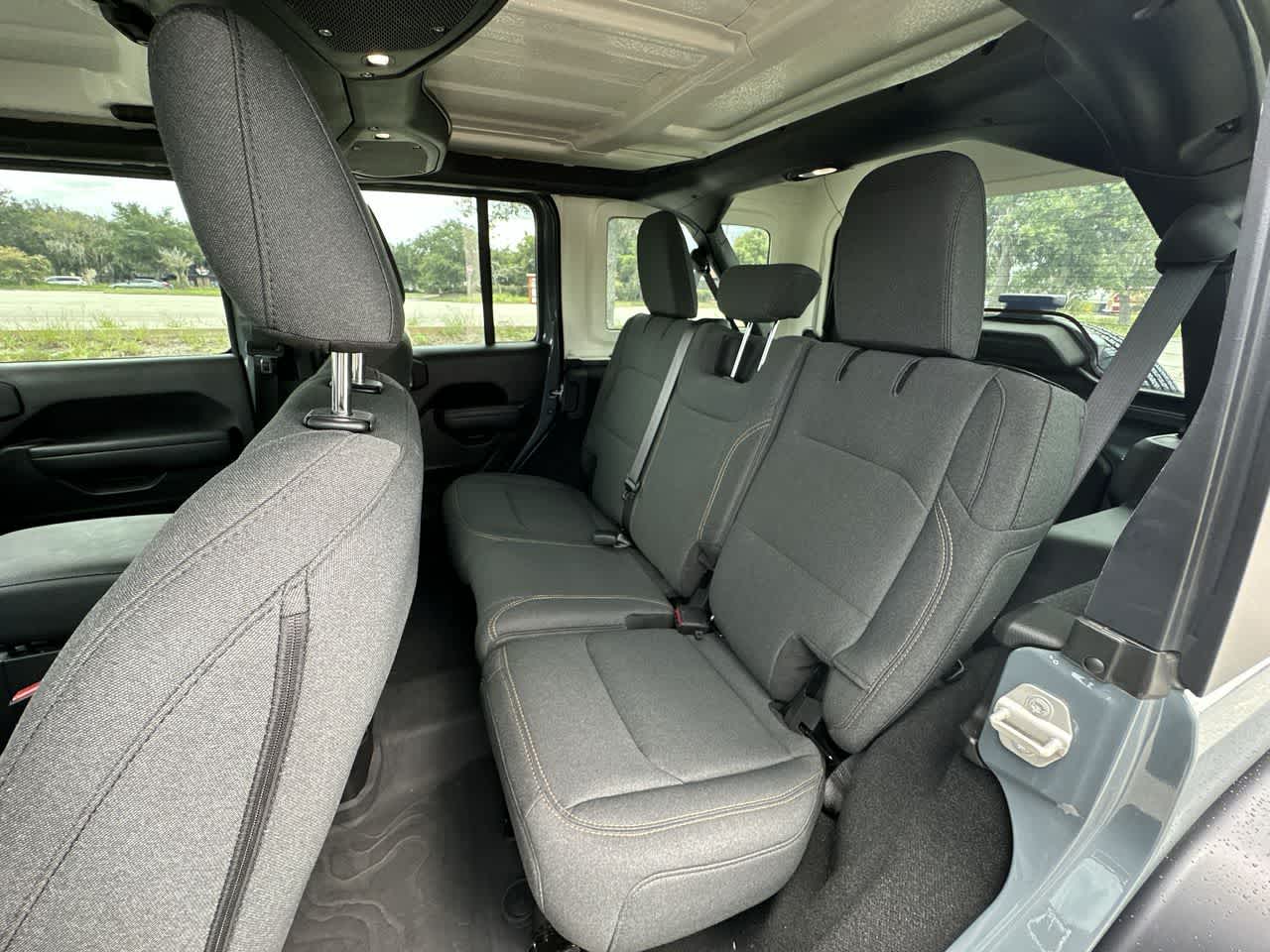 Jeep Wrangler Sport de 4 puertas y tracción 4x4, modelo 2024