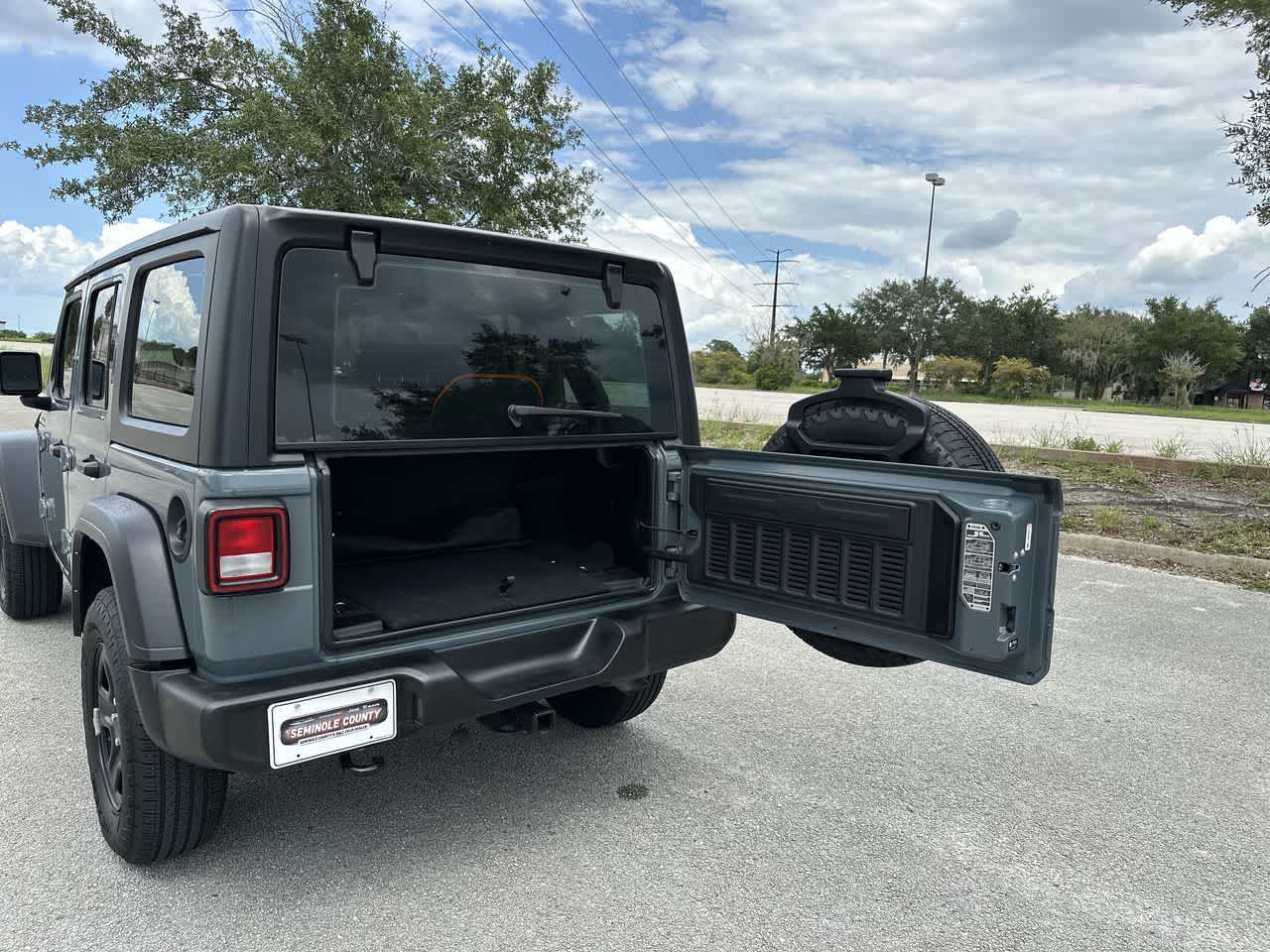 Jeep Wrangler Sport de 4 puertas y tracción 4x4, modelo 2024