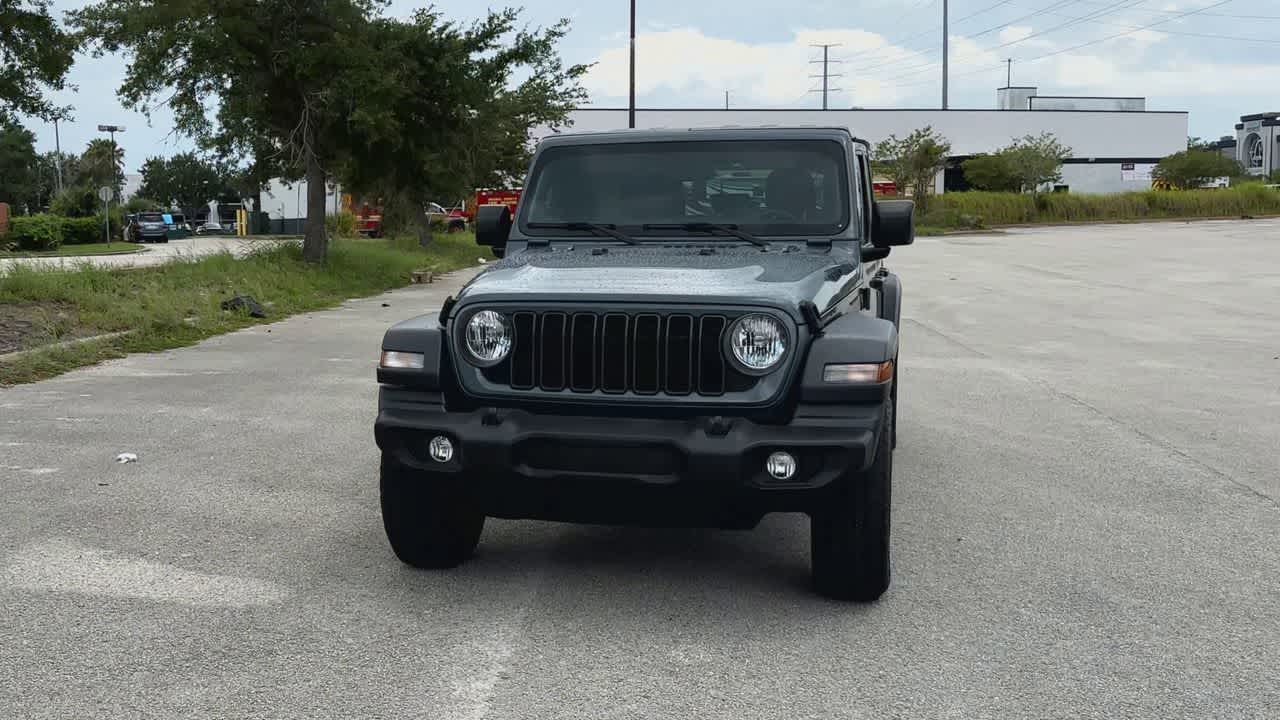 Jeep Wrangler Sport de 4 puertas y tracción 4x4, modelo 2024