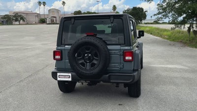 Jeep Wrangler Sport de 4 puertas y tracción 4x4, modelo 2024