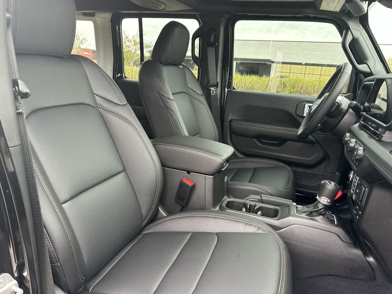 Jeep Wrangler 2027 WRANGLER DE 4 PUERTAS SAHARA