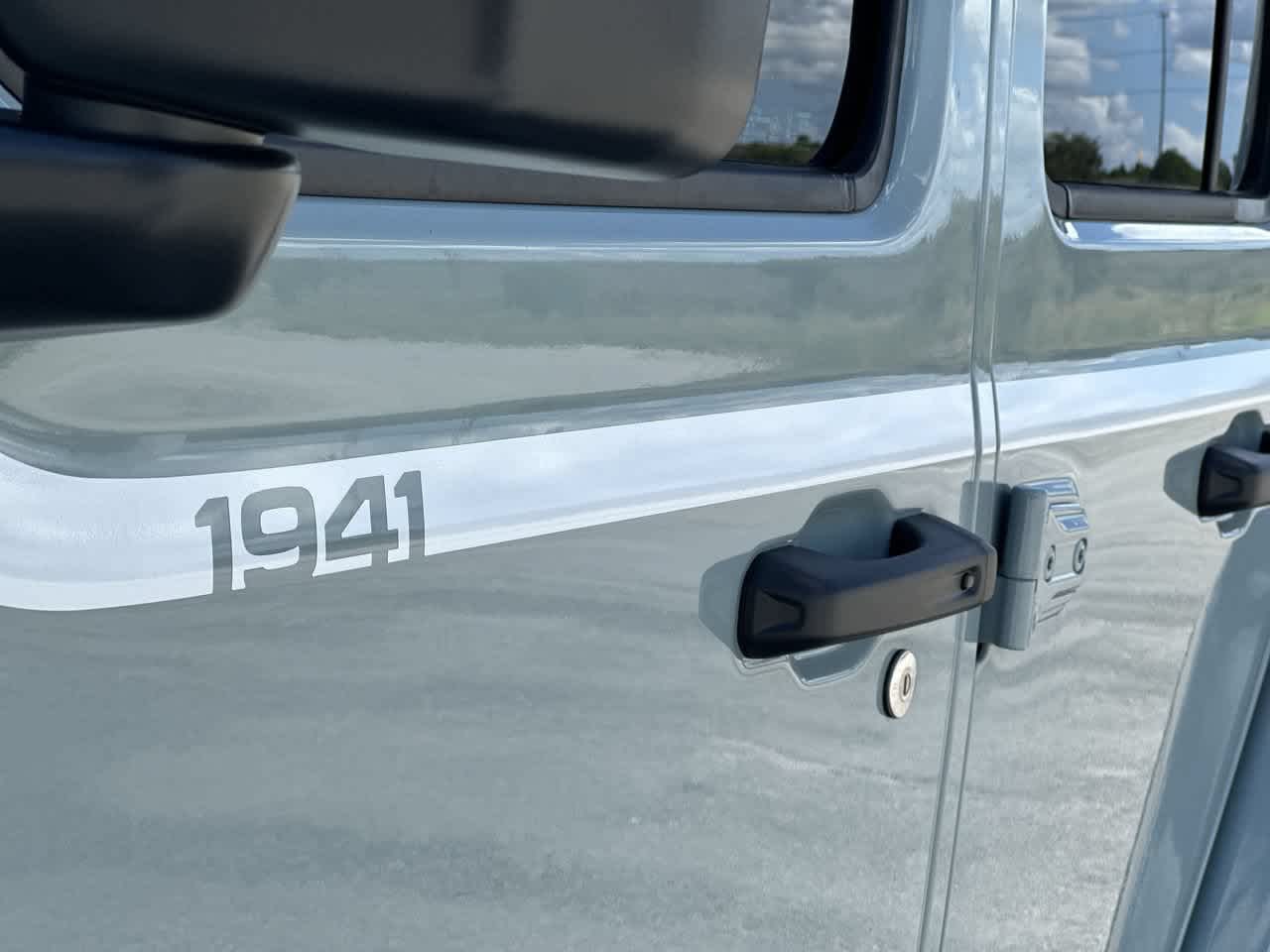 Jeep Wrangler 2027 WRANGLER DE 4 PUERTAS SAHARA