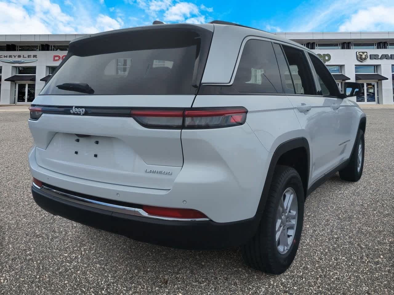 2025 Jeep Grand Cherokee GRAND CHEROKEE LAREDO 4X2