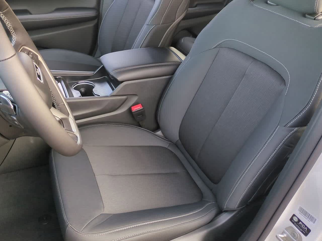 2025 Jeep Grand Cherokee GRAND CHEROKEE LAREDO 4X2