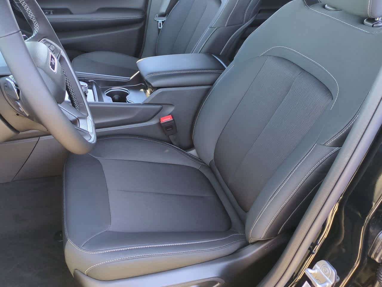 2025 Jeep Grand Cherokee GRAND CHEROKEE LAREDO 4X2