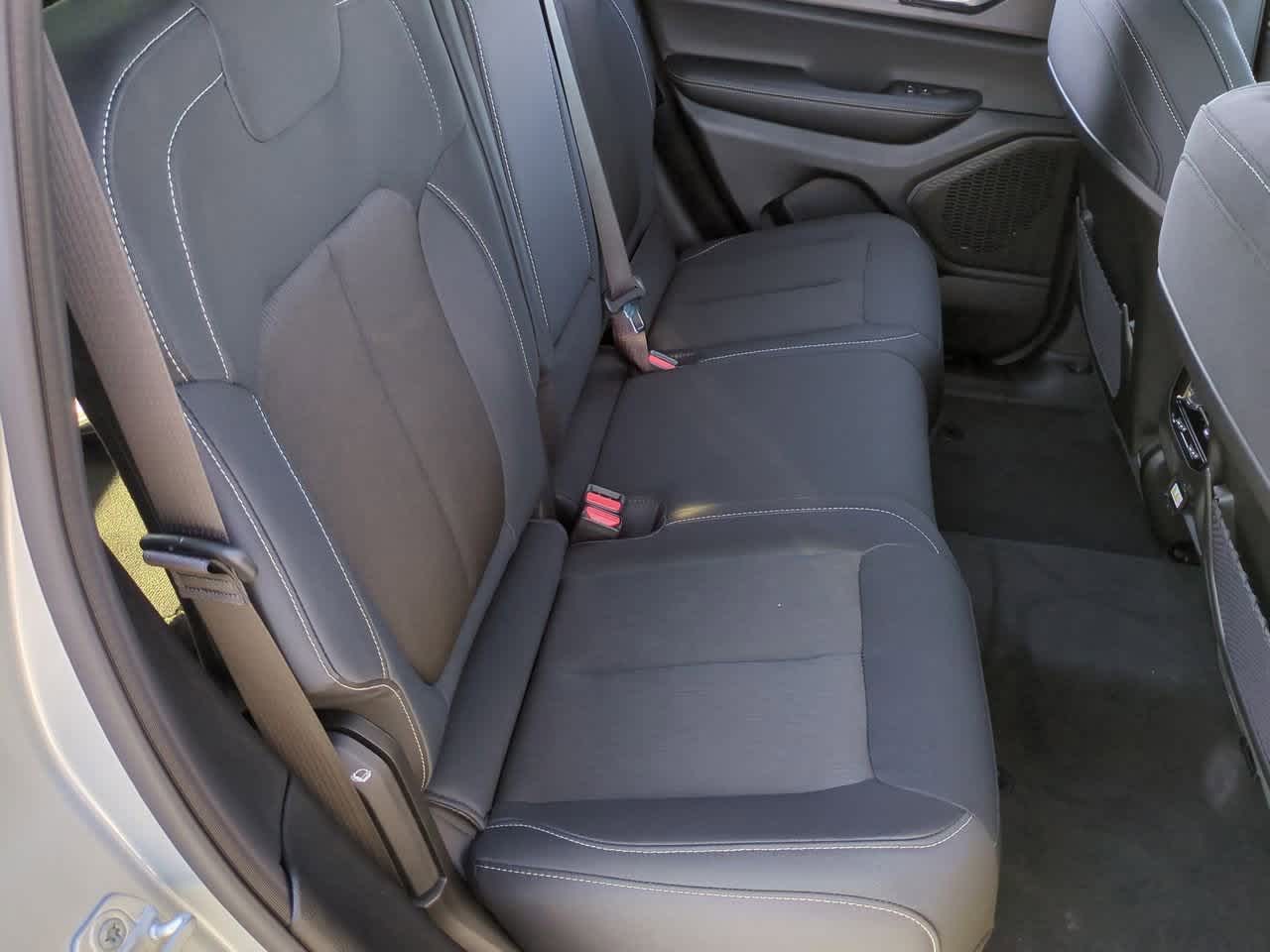 2025 Jeep Grand Cherokee GRAND CHEROKEE LAREDO 4X2