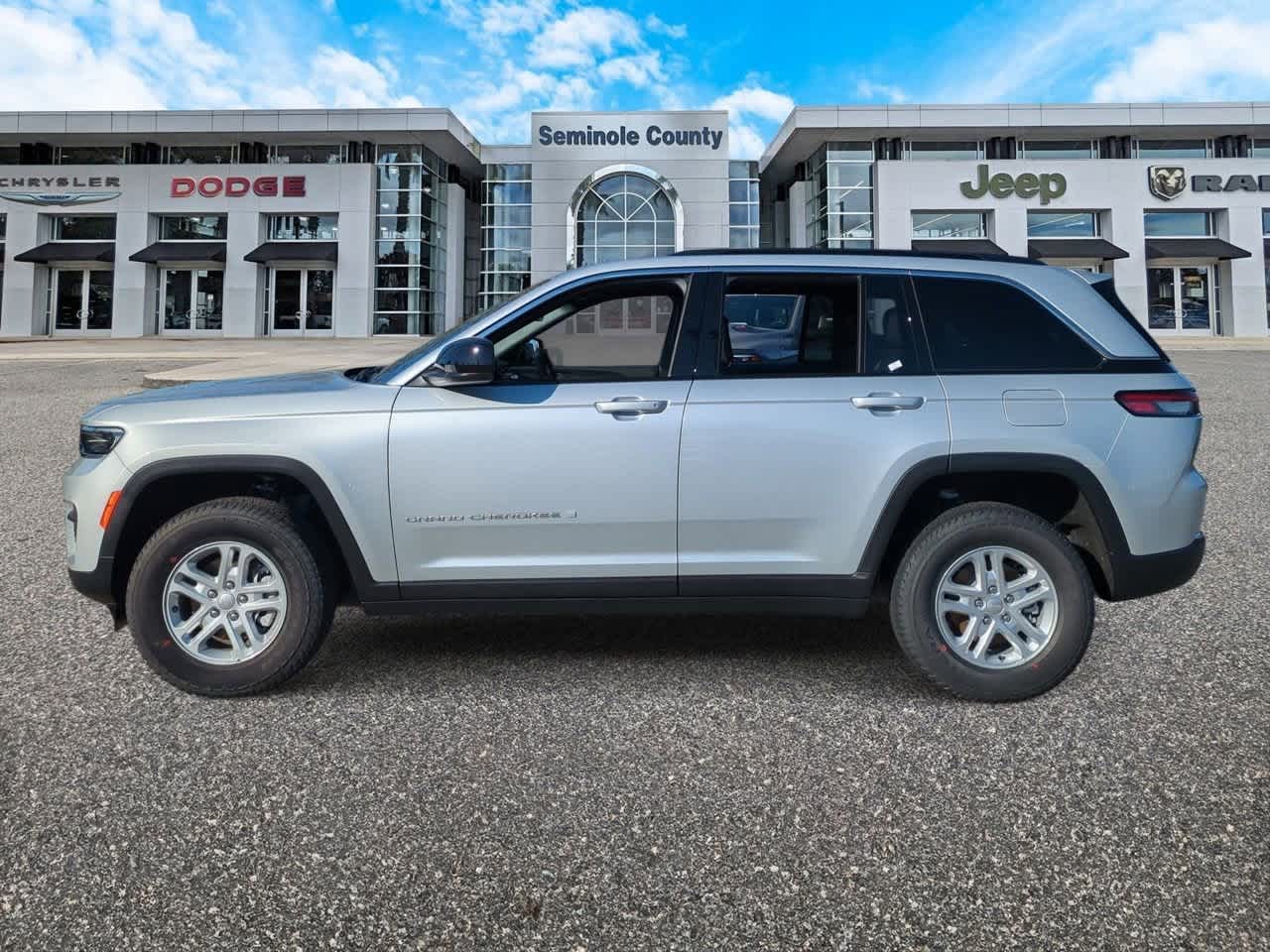 2025 Jeep Grand Cherokee GRAND CHEROKEE LAREDO 4X2