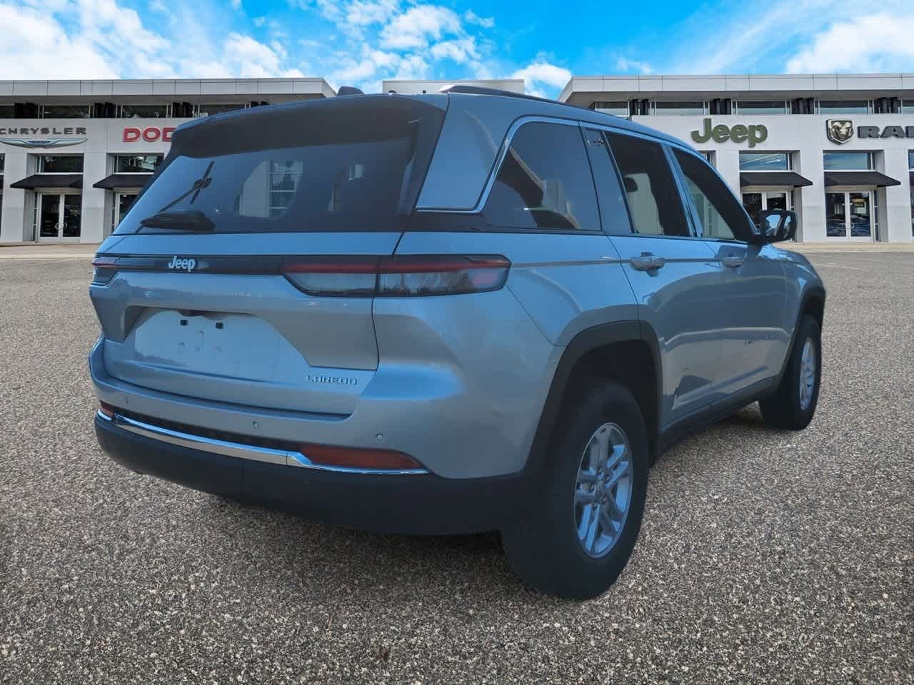 2025 Jeep Grand Cherokee GRAND CHEROKEE LAREDO 4X2