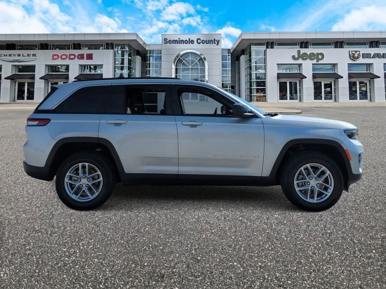 2025 Jeep Grand Cherokee GRAND CHEROKEE LAREDO X 4X2