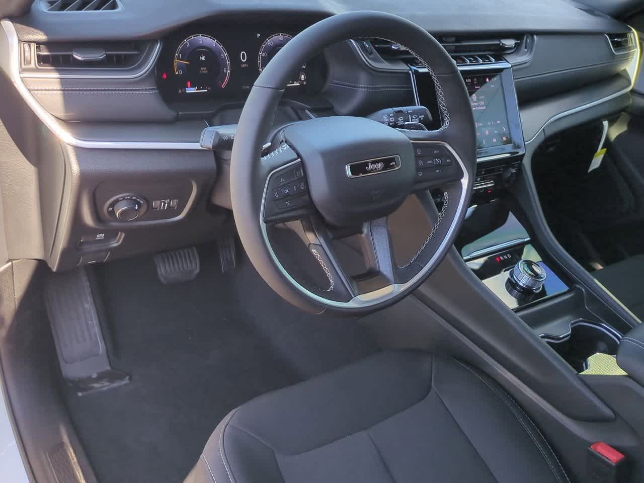 2025 Jeep Grand Cherokee GRAND CHEROKEE LAREDO 4X4