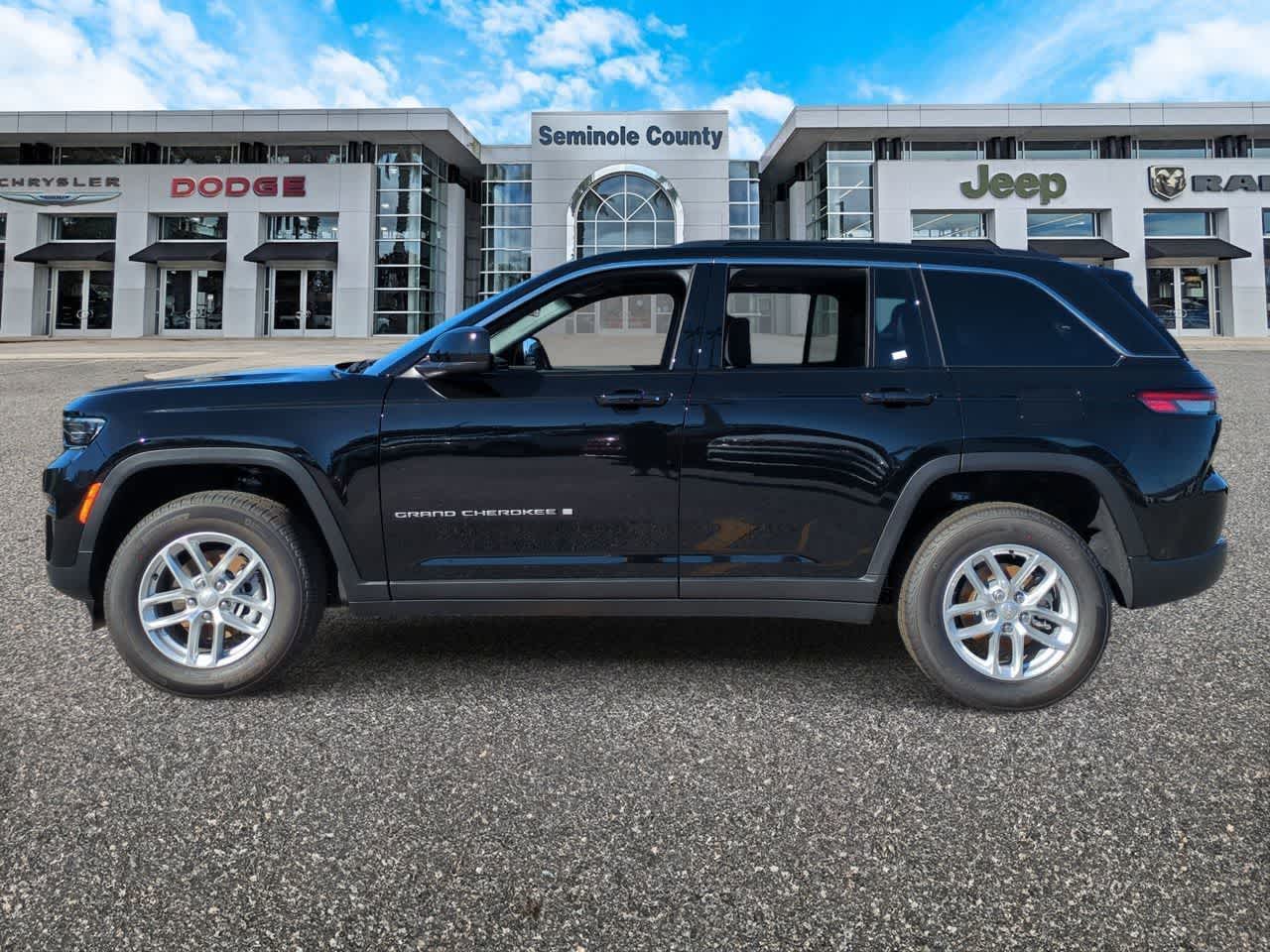 2025 Jeep Grand Cherokee GRAND CHEROKEE LAREDO X 4X4