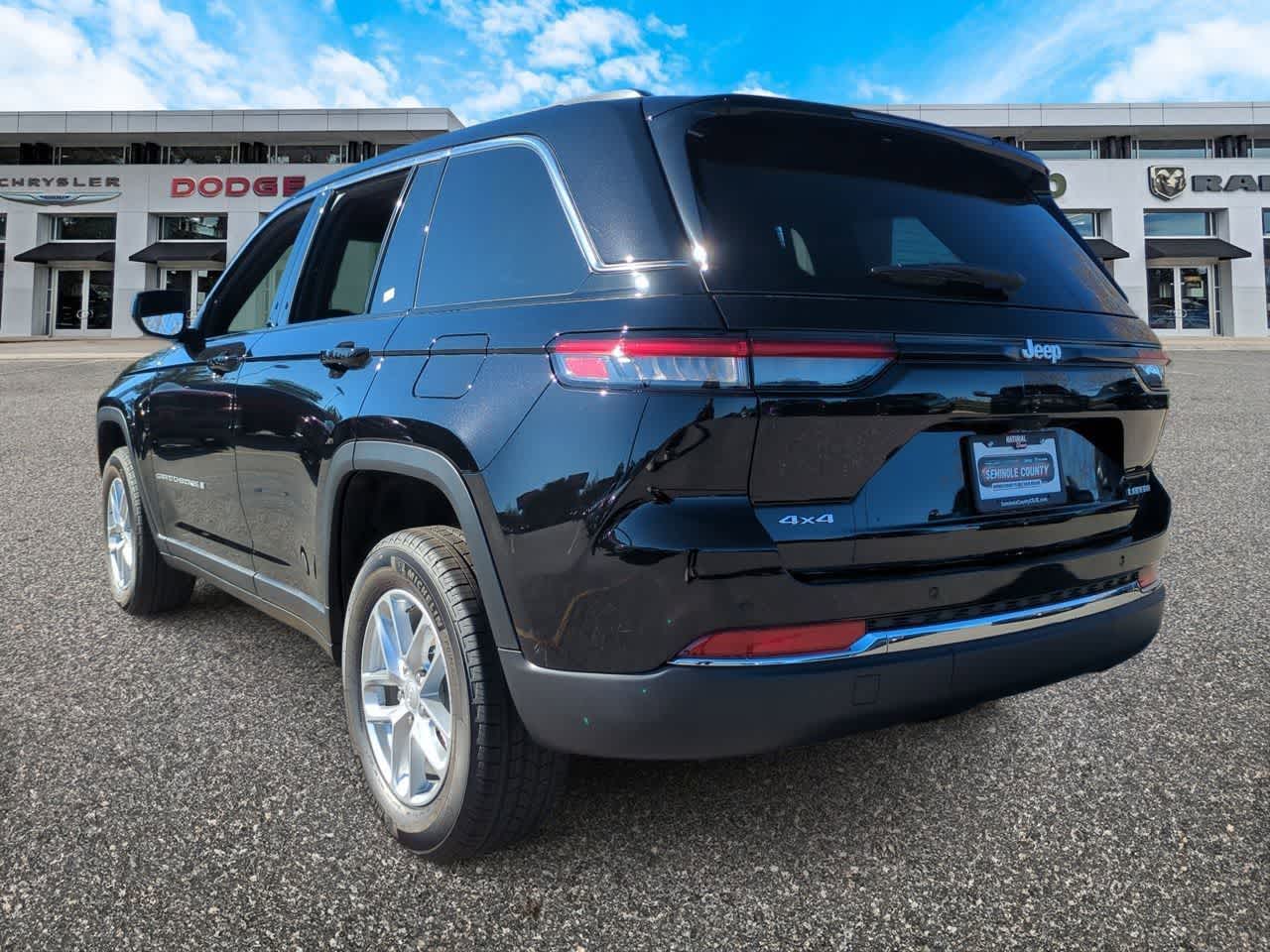 2025 Jeep Grand Cherokee GRAND CHEROKEE LAREDO X 4X4