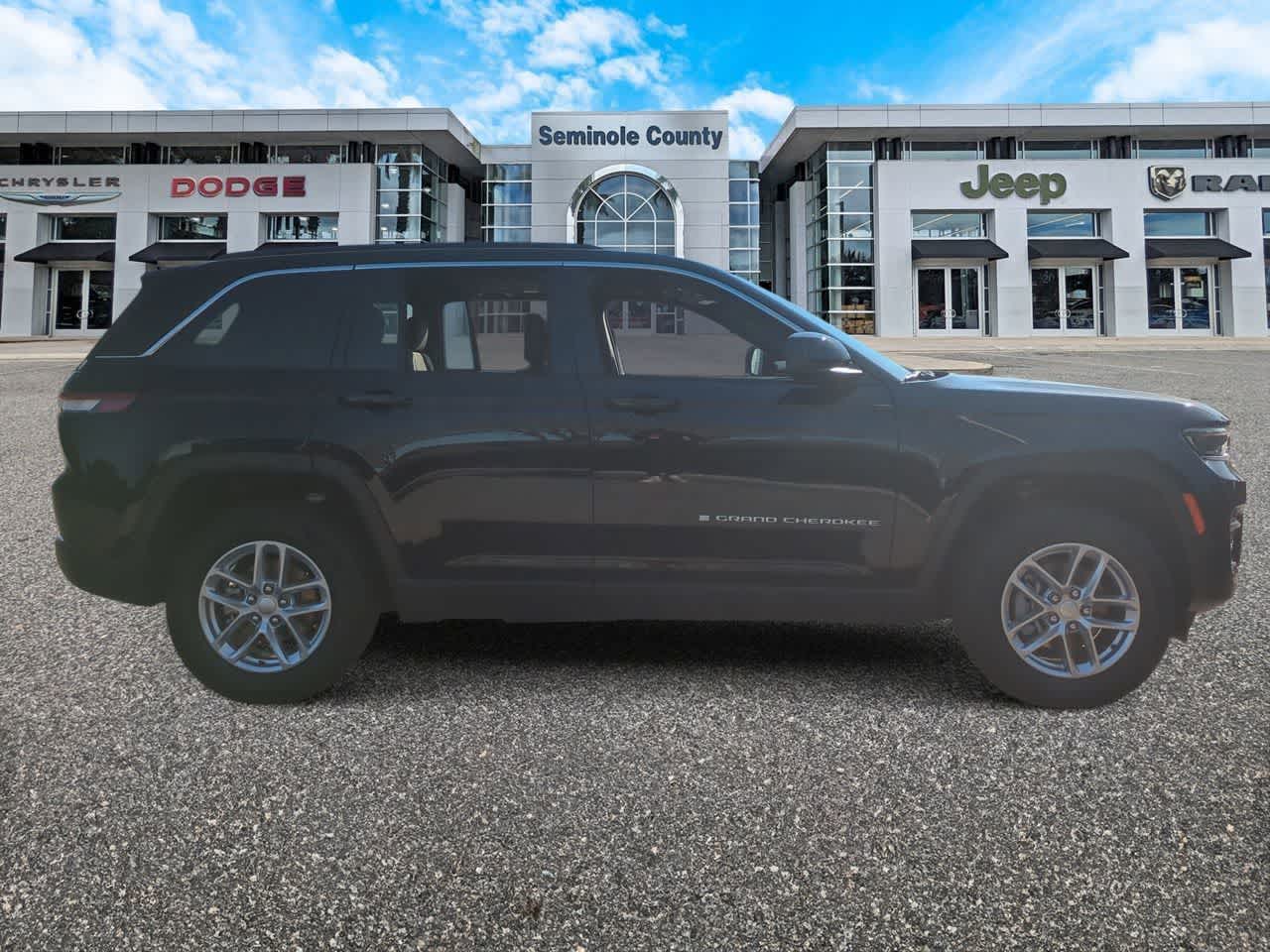 2025 Jeep Grand Cherokee GRAND CHEROKEE LAREDO X 4X4