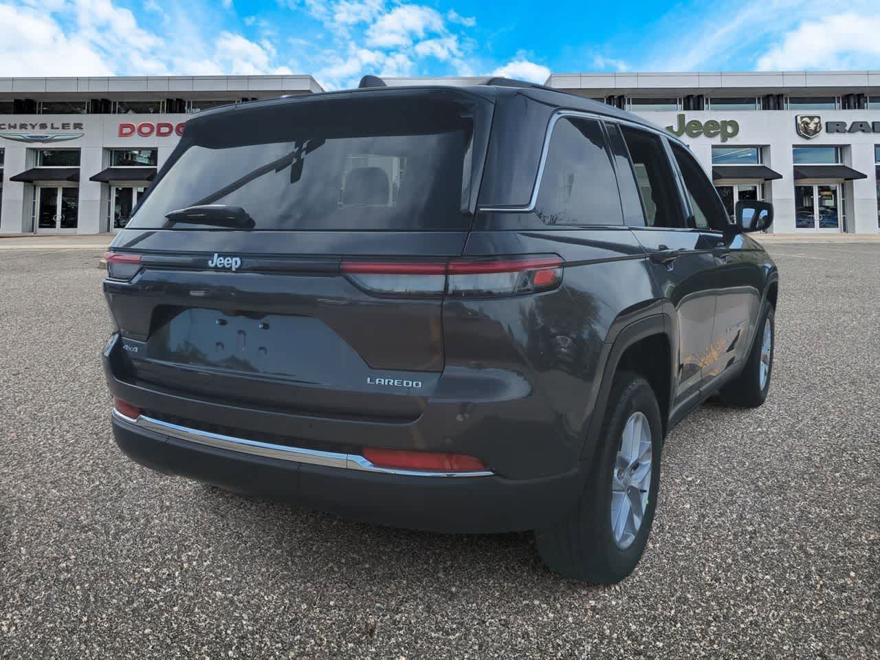 Jeep Grand Cherokee 2026 GRAND CHEROKEE LAREDO X 4X4