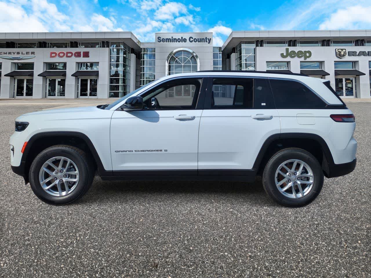 2025 Jeep Grand Cherokee GRAND CHEROKEE LAREDO X 4X4