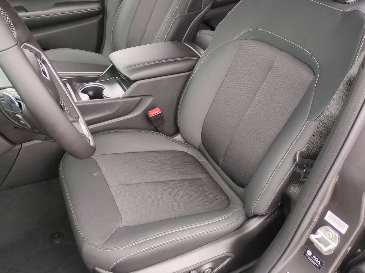 2025 Jeep Grand Cherokee GRAND CHEROKEE LAREDO 4X4