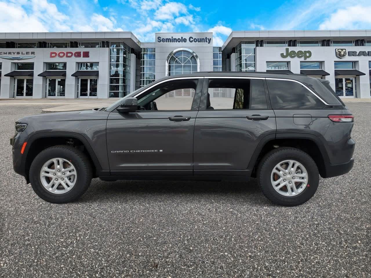 2025 Jeep Grand Cherokee GRAND CHEROKEE LAREDO 4X4