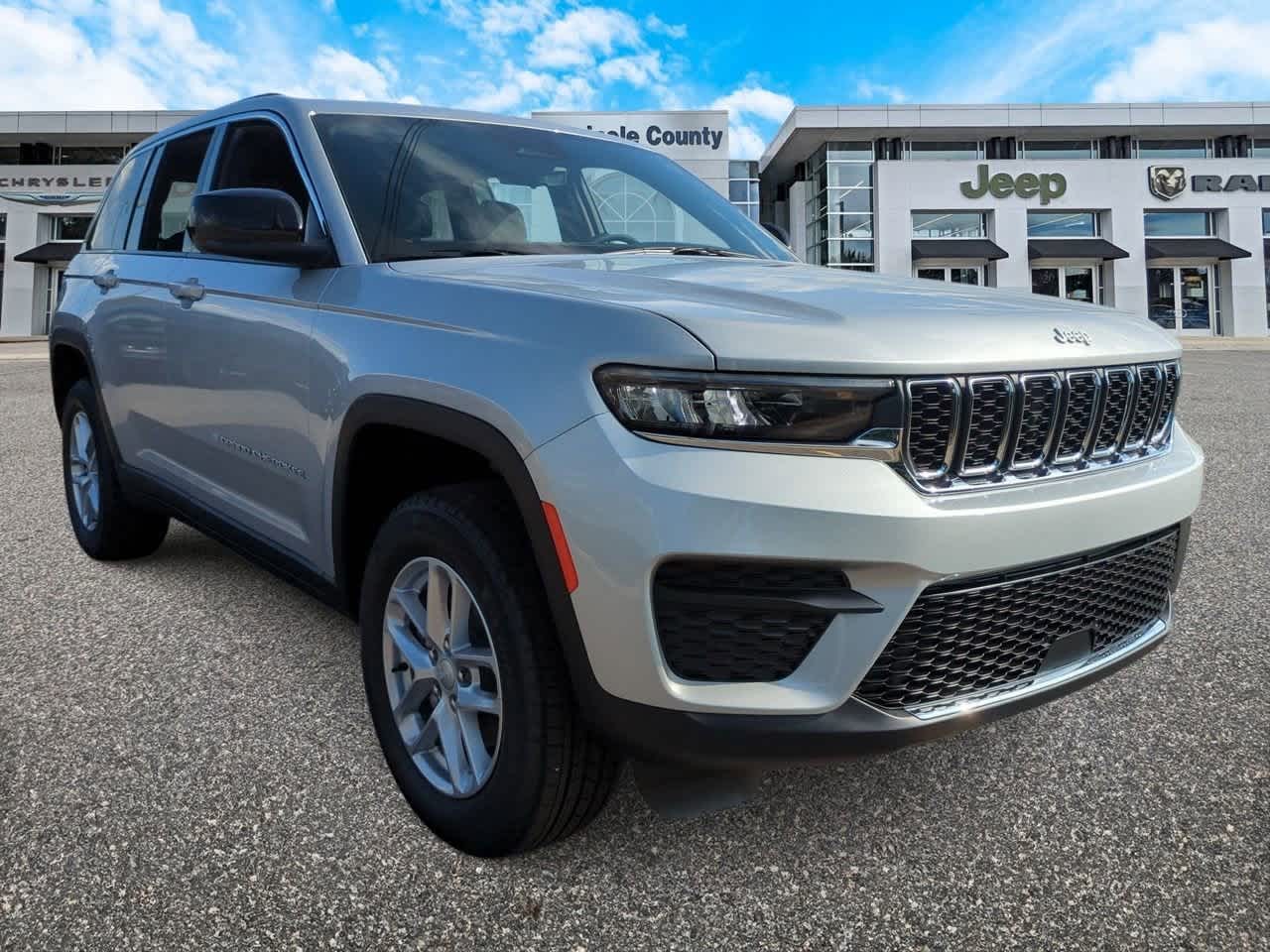 2025 Jeep Grand Cherokee GRAND CHEROKEE LAREDO X 4X4