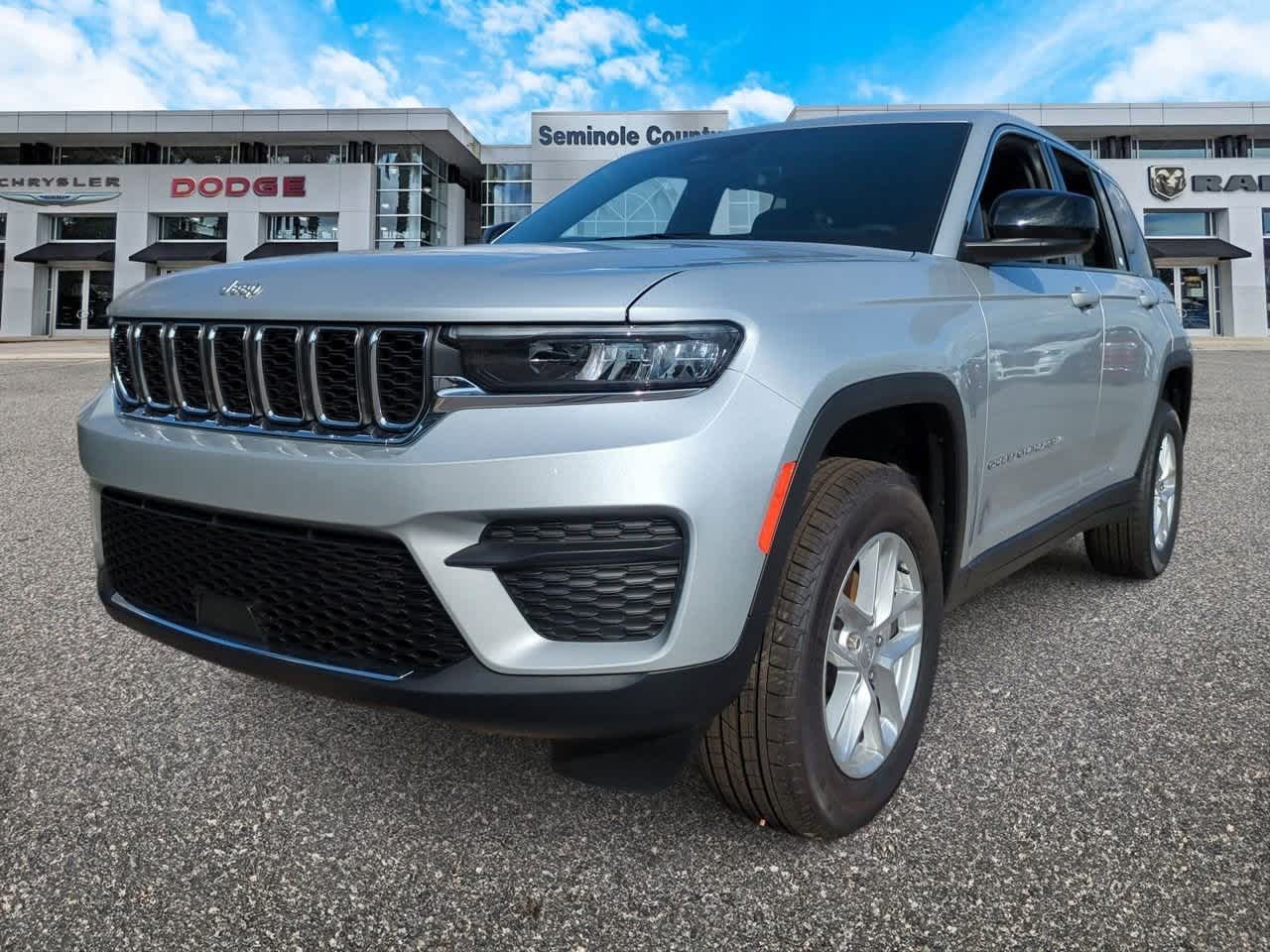 2025 Jeep Grand Cherokee GRAND CHEROKEE LAREDO X 4X4